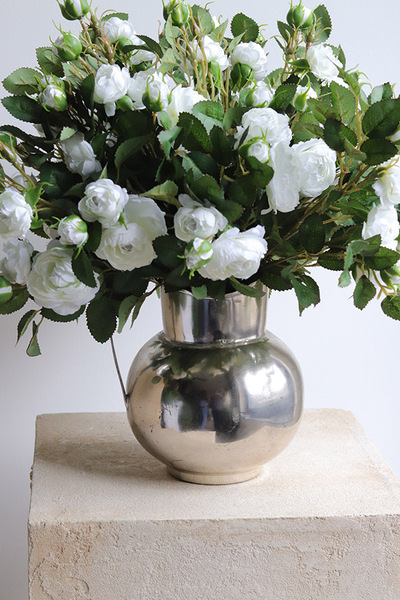 Rosalie Vinted, kompozycja kwiatowa z różami