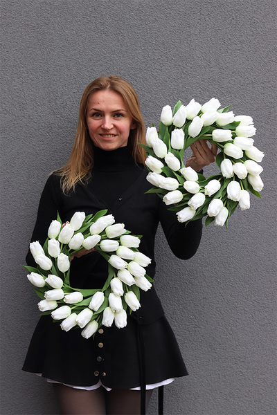 Witaj Wiosno White 2, elegancki wianek z tulipanów