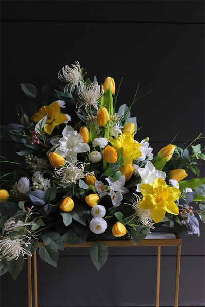 Żółte Tulipany Volcan, kompozycja nagrobna na ciężkiej tacy