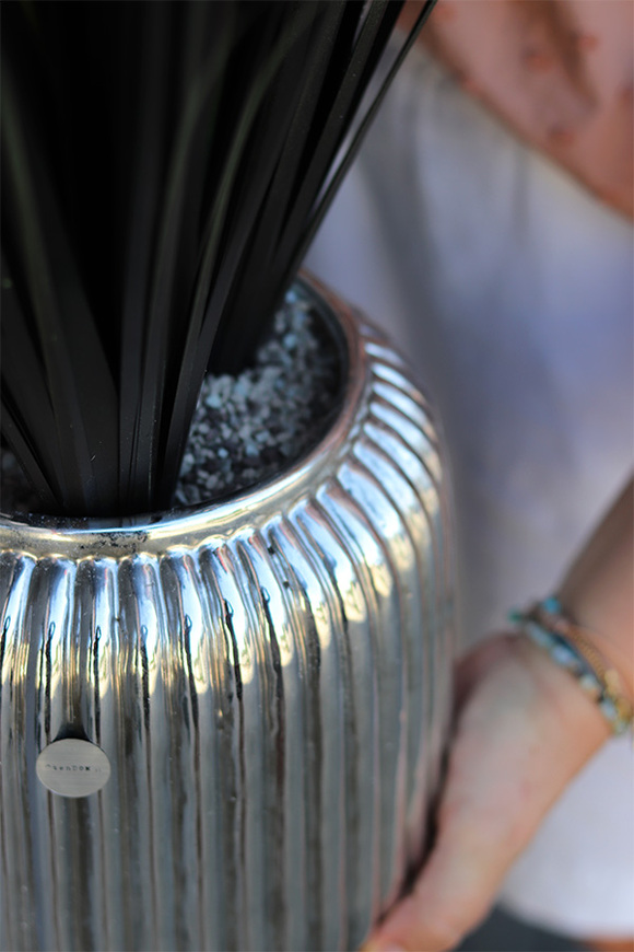 Black Tiger Mars, sztuczna czarna trawa w srebrnej donicy