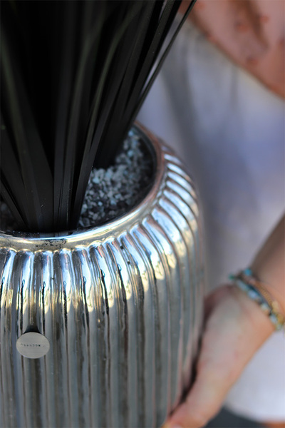 Black Tiger Mars, sztuczna czarna trawa w srebrnej donicy