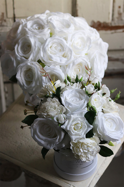 flowerbox welurowy z białymi różami, Bielissa Roses, wys.30cm 