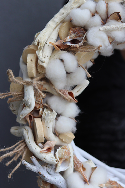 OD RĘKI marynistyczny wianek z muszlami i bawełną, Skarby Plaży, śr.40cm