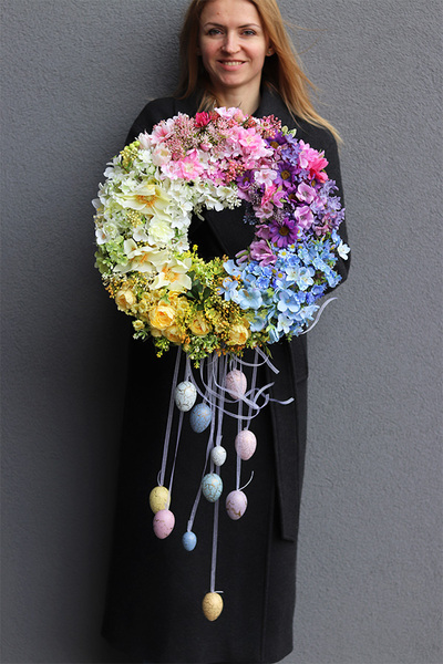 Tęczowa Wielkanoc, wiosenny wianek na drzwi z zawieszkami