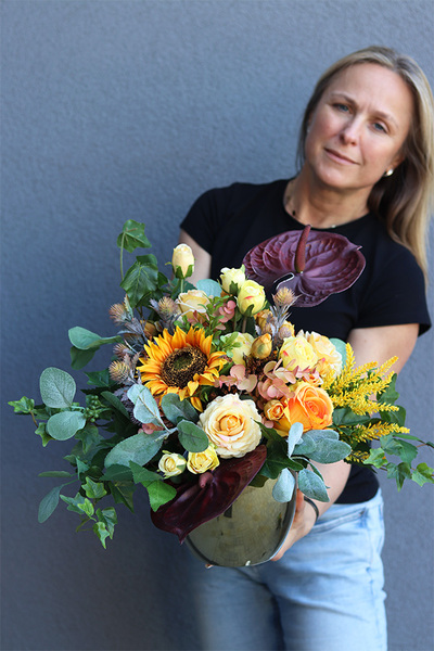 Miodowe Lata Gold, kompozycja nagrobna w złotej donicy