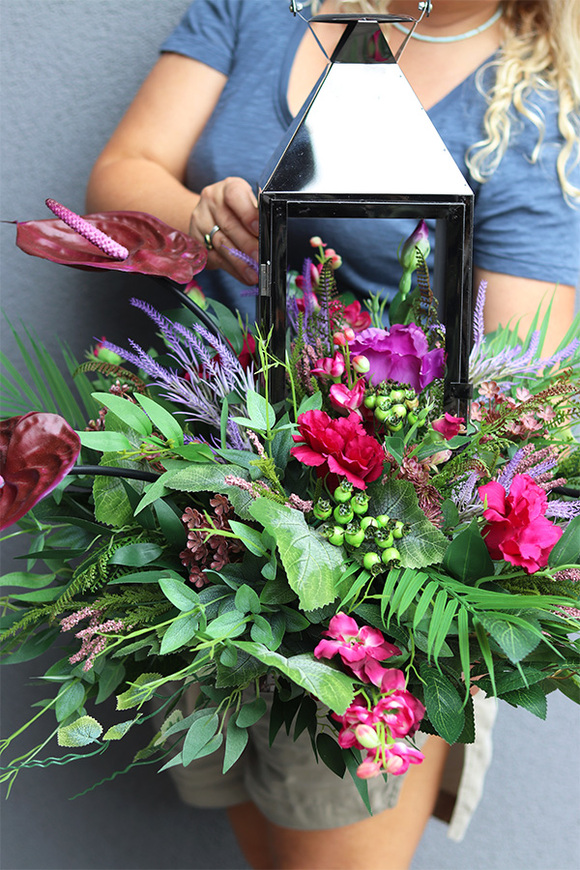 Angelo Garden Anturium, kompozycja kwiatowa z grafitowym lampionem