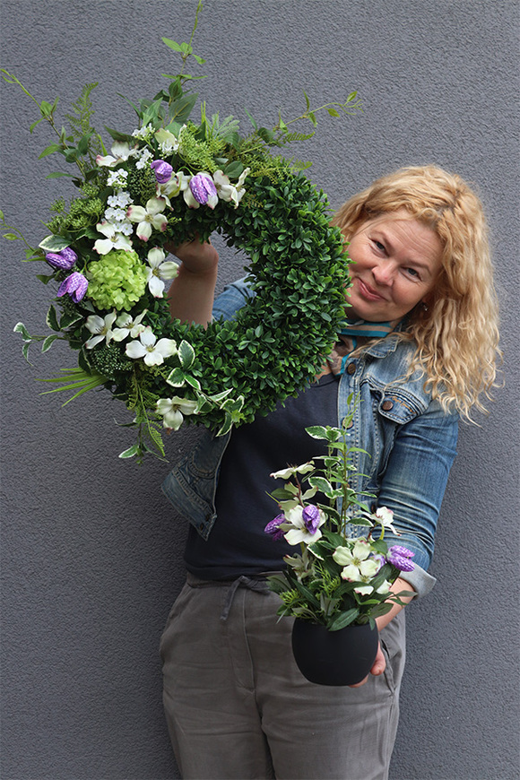 Hilltonia Spring Decor, kompozycja kwiatowa w naczyniu	