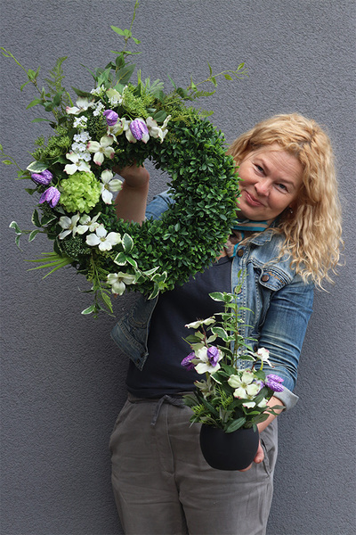 Hilltonia Spring Decor, kompozycja kwiatowa w naczyniu	