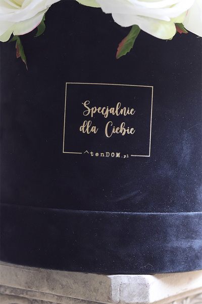 flowerbox na prezent Jubileo 40 Białych Róż w welurowym pudełku