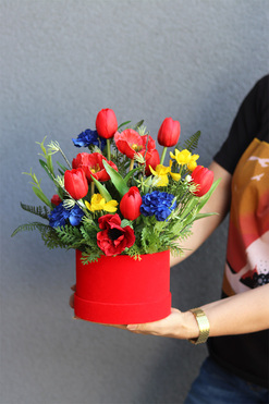 Wszystko Kwitnie, flowerbox z tulipanami, wys.33cm