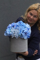 Blue Hydrangeas, szary flowerbox z kwiatami