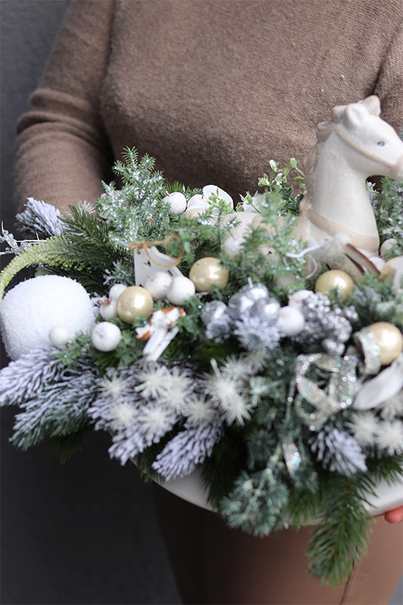 Konik na Biegunach, świąteczny stroik na tacy