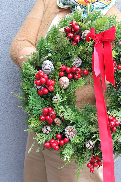 Naturalna Gwiazdka, świąteczny wianek z szyszkami i owocami	