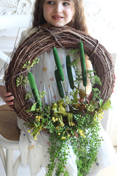 Majowy Romans, boski wianek na drzwi z żabami