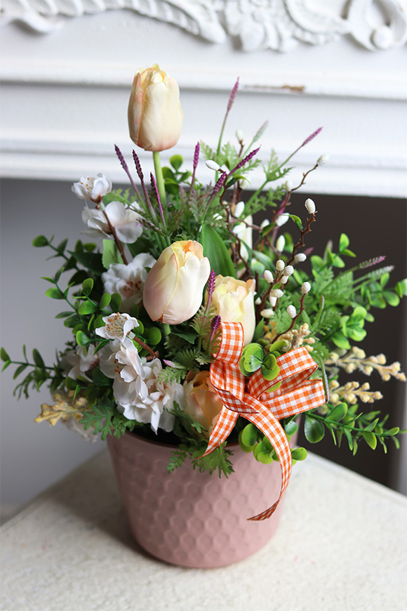 Uretta, wiosenna dekoracja kwiatowa z tulipanami