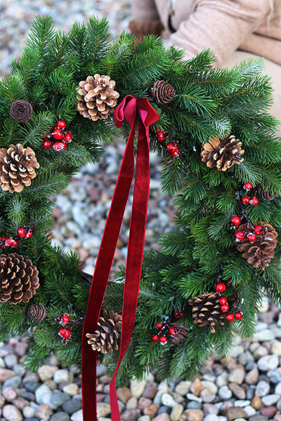 Velvetia, zimowy wianek z kokardką