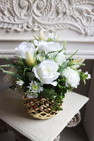 Siluetta, kompozycja kwiatowa w złotym naczyniu