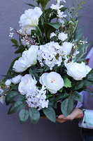 Manifista, smukła kompozycja nagrobna w misie