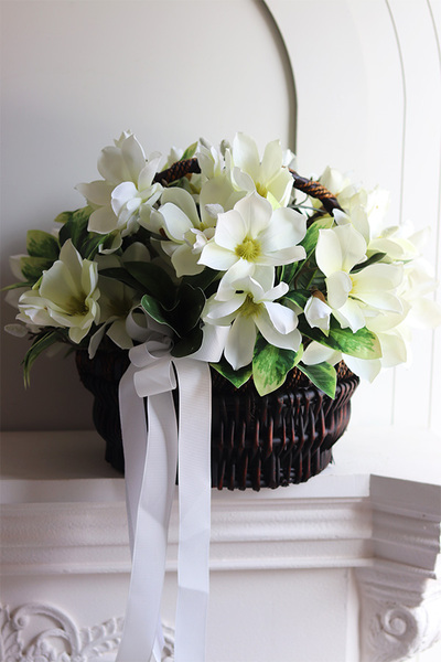 Magnolie Grande, wiosenna kompozycja kwiatowa w koszu