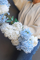 Blue Sky, girlanda z białymi i niebieskimi kwiatami