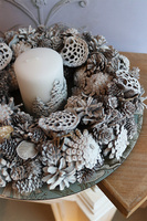 Mroźne Szyszki, stroik ze świecą na talerzu