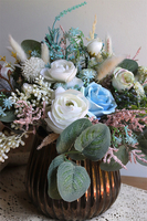 Blue Marine, kompozycja kwiatowa w miedzianym naczyniu