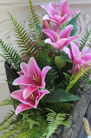 Pink Lilly Volcan, nowoczesna kompozycja nagrobna w misie