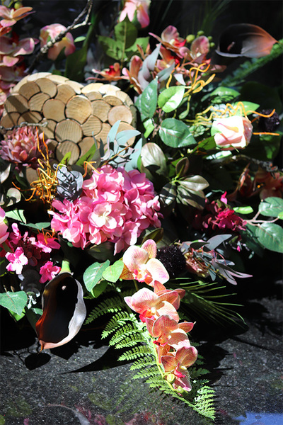 Big Dorissa, duża wiązanka nagrobna z kaliami