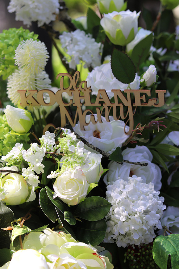 Jantar, biała wiązanka nagrobna z dedykacją