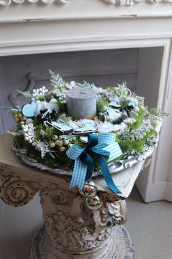 Blue Christmas, stroik ze świecą na talerzu, wym.12x33cm 