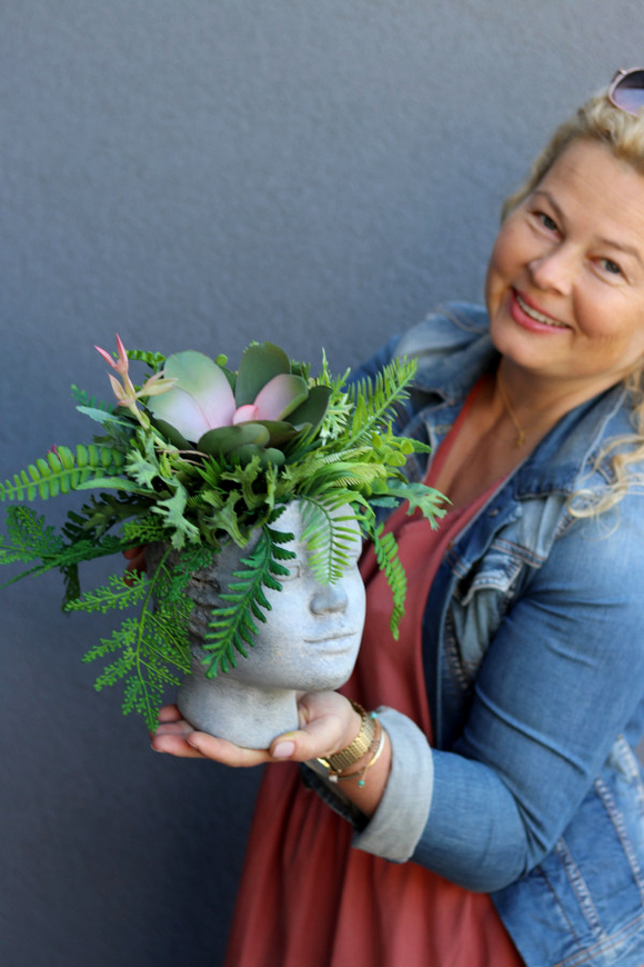 Tamara Head 2, kompozycja sukulenty w głowie