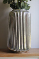 Hilton Roses, kompozycja kwiatowa róże w wazonie