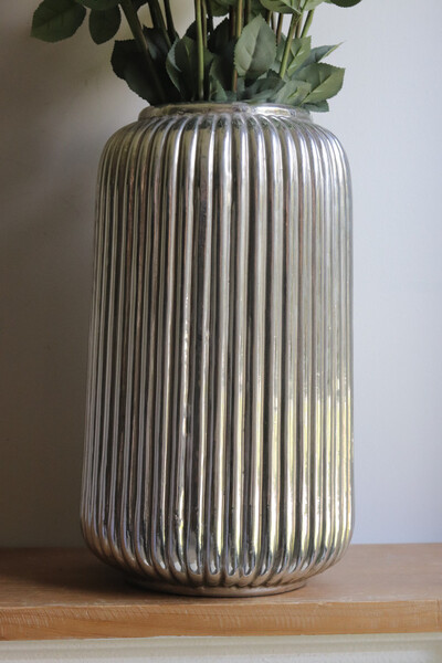 Hilton Roses, kompozycja kwiatowa róże w wazonie