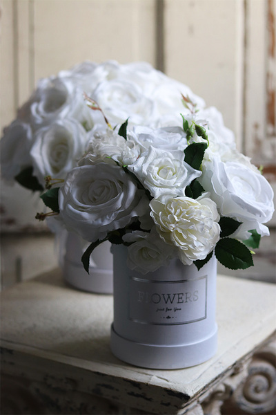 flowerbox welurowy z białymi różami, Bielissa Roses, wys.30cm 