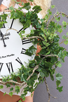 Zegar w Bluszczu, zielony wianek na drzwi