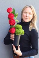 Clear Design Roses, czerwony bukiet nagrobny we wkładzie