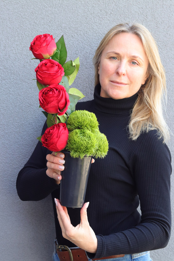 Clear Design Roses, czerwony bukiet nagrobny we wkładzie