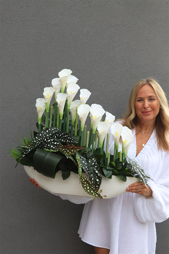 Białe Kalle Laos, bogata kompozycja donicy łódce