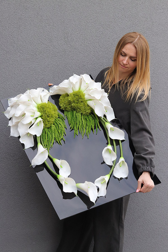 New Design Skrzydła Anioła, dekoracja nagrobna na czarnej podstawie