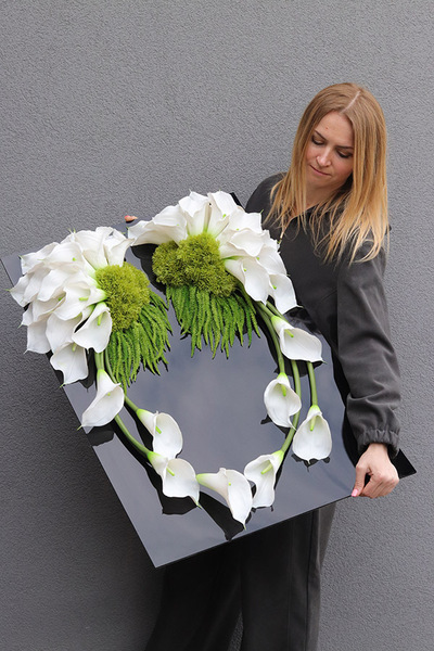 New Design Skrzydła Anioła, dekoracja nagrobna na czarnej podstawie