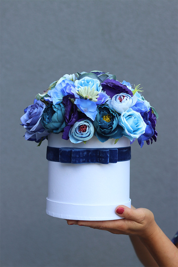 Bluestelle, niebieski flowerbox z aksamitką, wys.25cm
