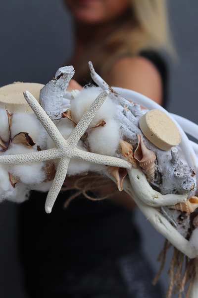 OD RĘKI marynistyczny wianek z muszlami i bawełną, Skarby Plaży, śr.40cm