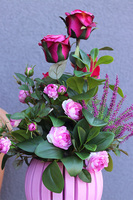 Kwiatowa Morena, kompozycja kwiatowa w drewnianej osłonce, wys.47cm