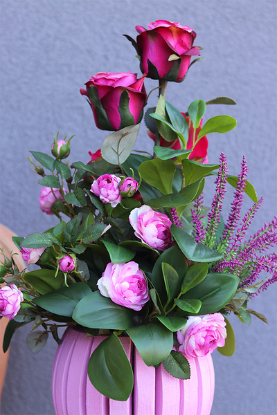 Kwiatowa Morena, kompozycja kwiatowa w drewnianej osłonce, wys.47cm