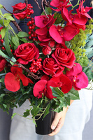 Red Orchids 2, czerwony bukiet nagrobny we wkładzie