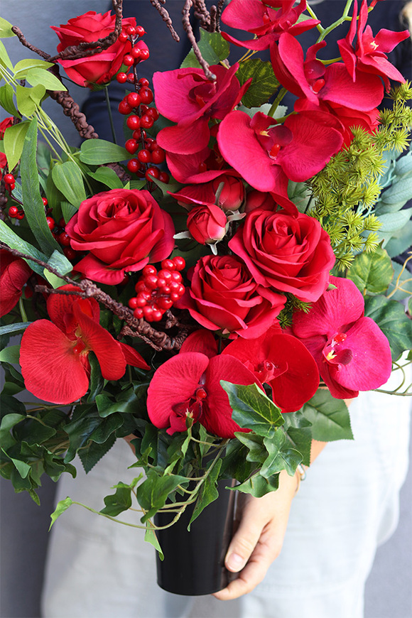 Red Orchids 2, czerwony bukiet nagrobny we wkładzie