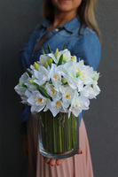 Narcyzy, bukiet białych kwiatów w szklanym wazonie