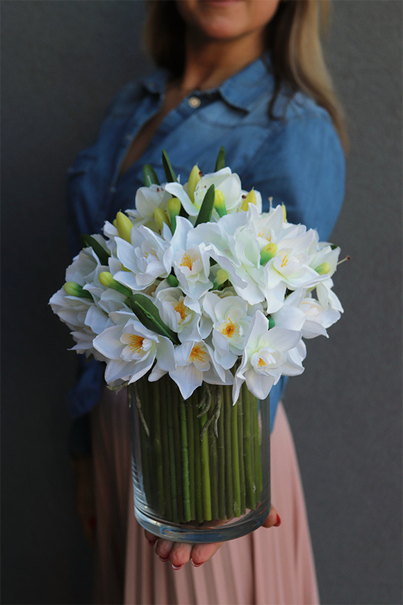 Narcyzy, bukiet białych kwiatów w szklanym wazonie