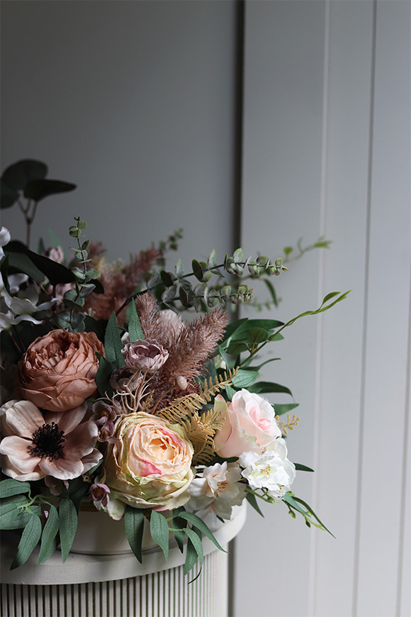 Novotel Beige, kompozycja kwiatowa w naczyniu