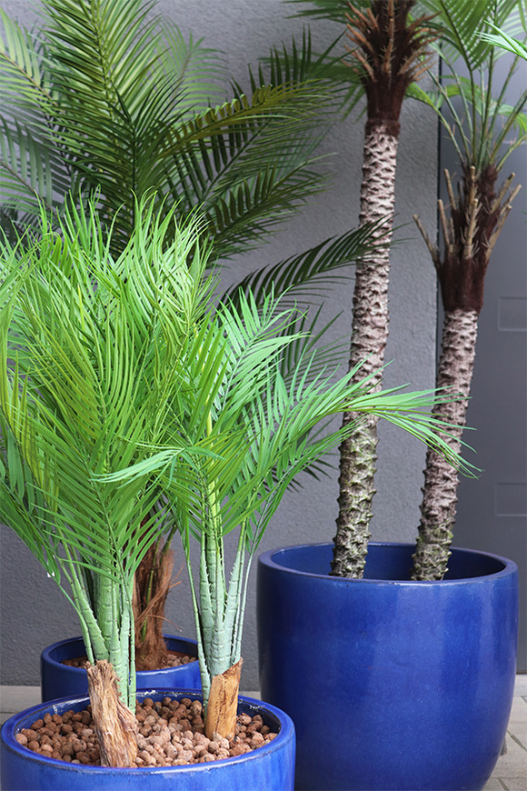 Ares Blue, sztuczne palmy w ceramicznej donicy